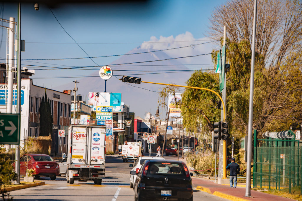 Straße in Cholula mit Popocatépetl im Hintergrund