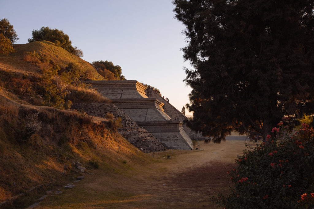 Die archäologische Zone Cholula mit einem Stück ausgegrabener Pyramide