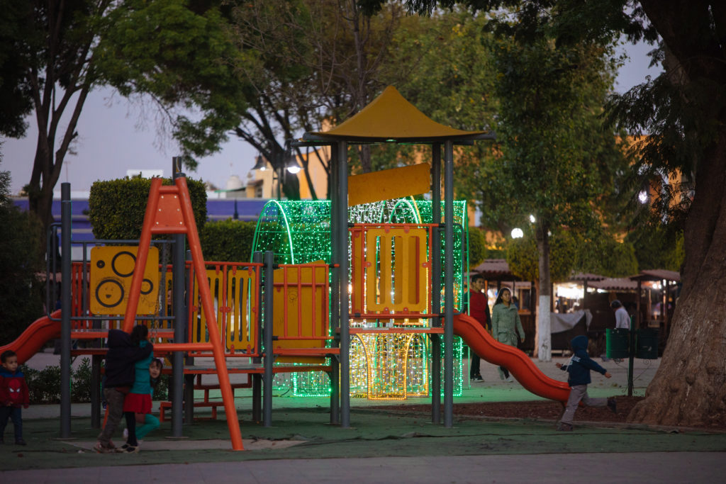 Spielplatz zócalo Cholula mit Weihnachtsbeleuchtung