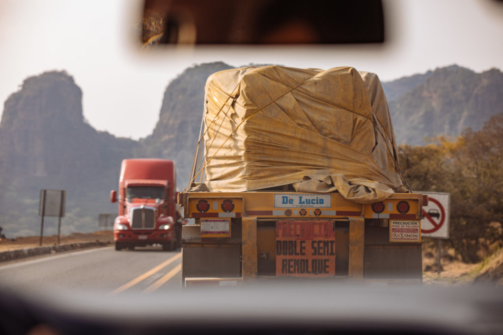 Lastwagen mit wenig gesicherter Ladung auf dem Weg nach Tepoztlán