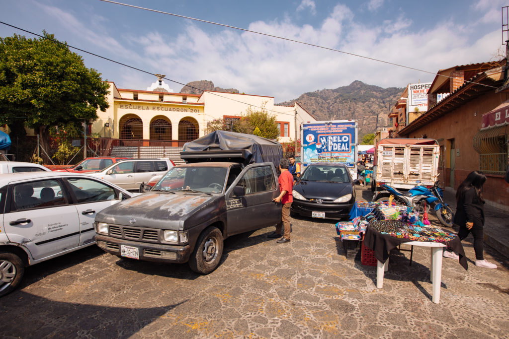 Pickup und Schule am Markt, Tepoztlán