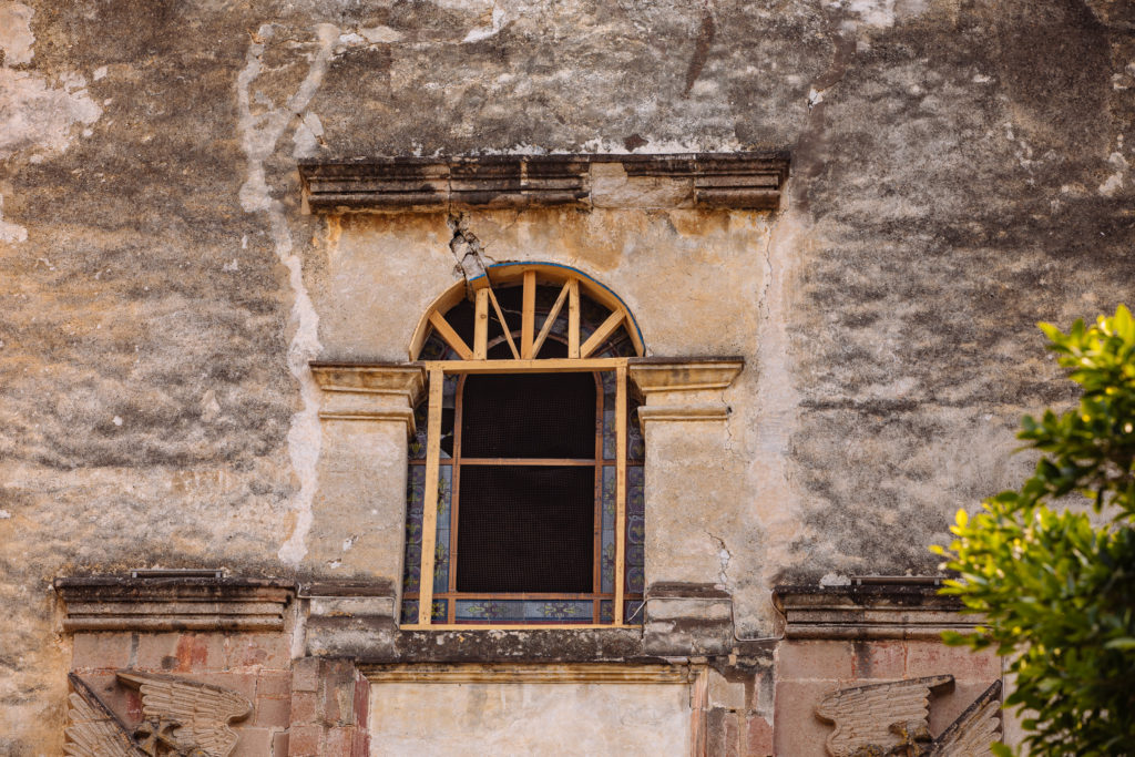 Stützen im Fensterrahmen am Kloster Tepoztlán
