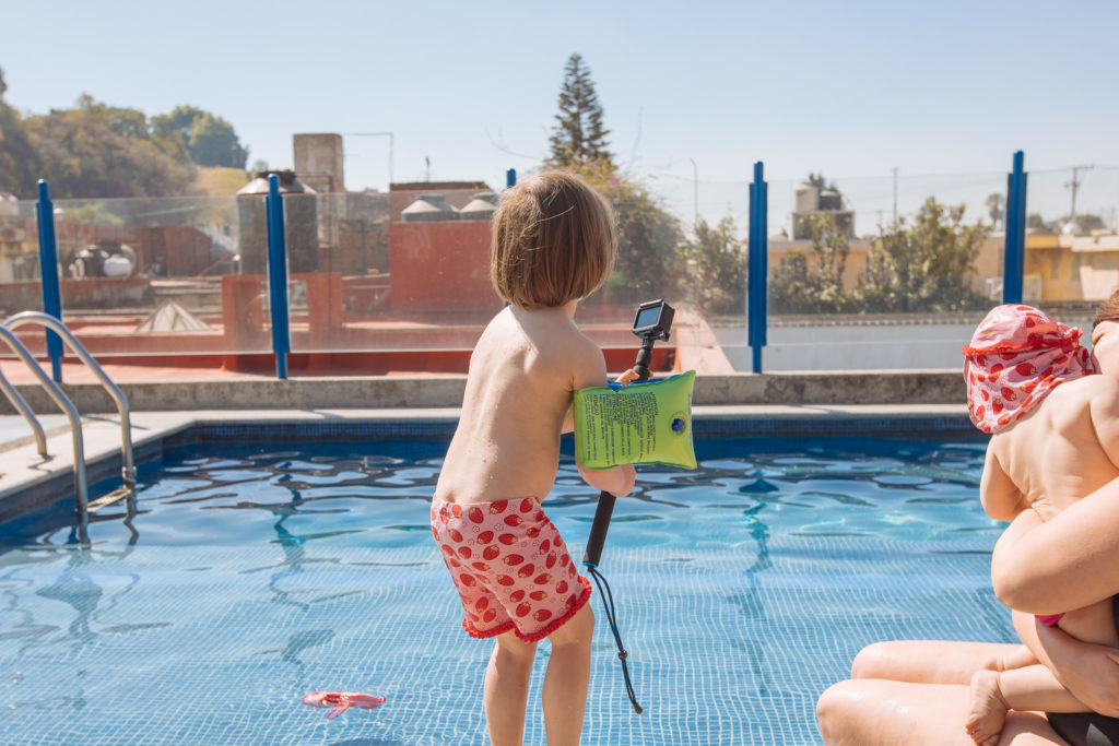 Töchterlein mit GoPro im Pool