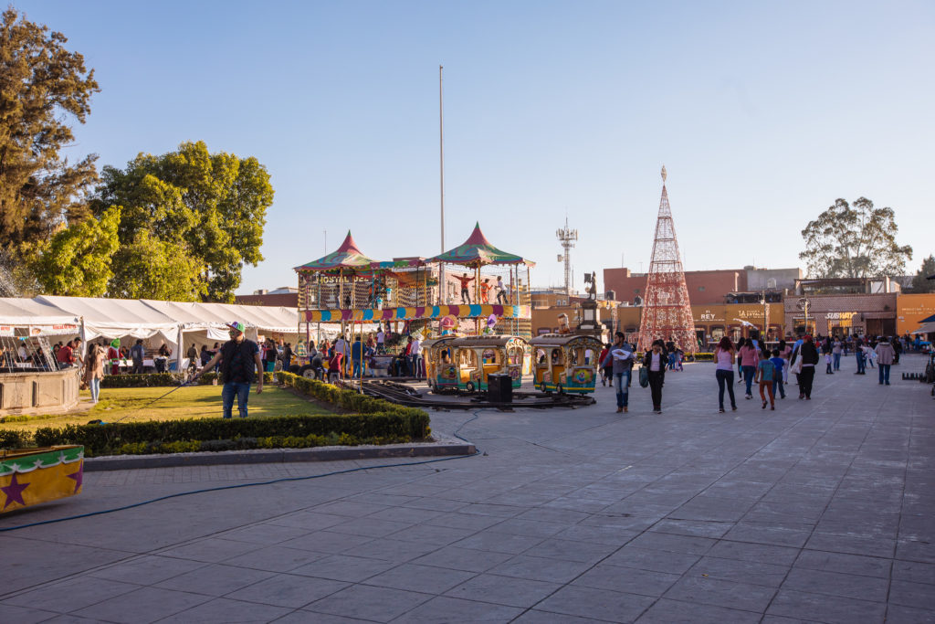 Hüpfburg, Kindereisenbahn und Weihnachtsbaum auf der Plaza de la Concordia, San Pedro Cholula
