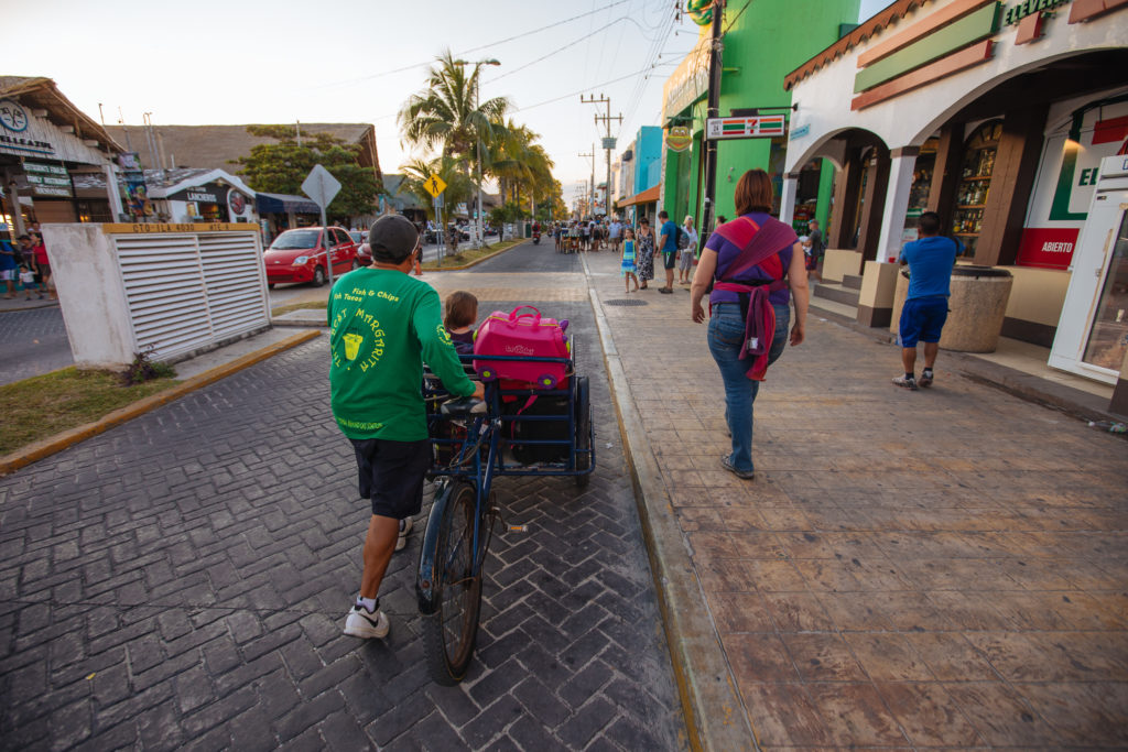 Lastenrad, Kinder und Frau auf der Av. Rueda Medina