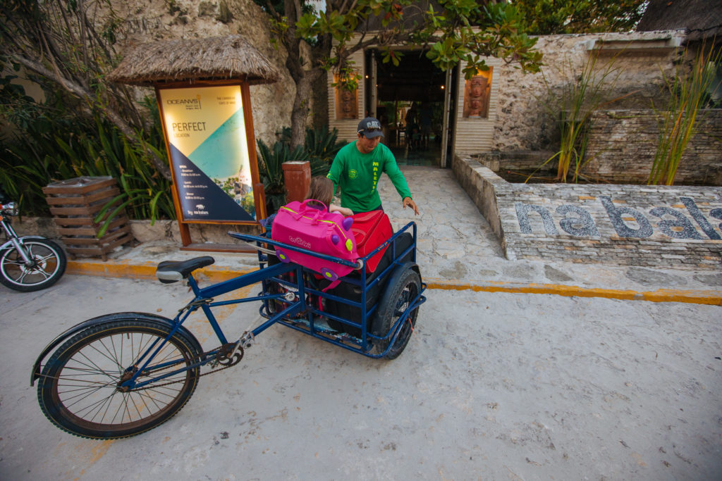 Lastenrad mit Maletero und Tochter vorm Na Balam auf Isla Mujeres