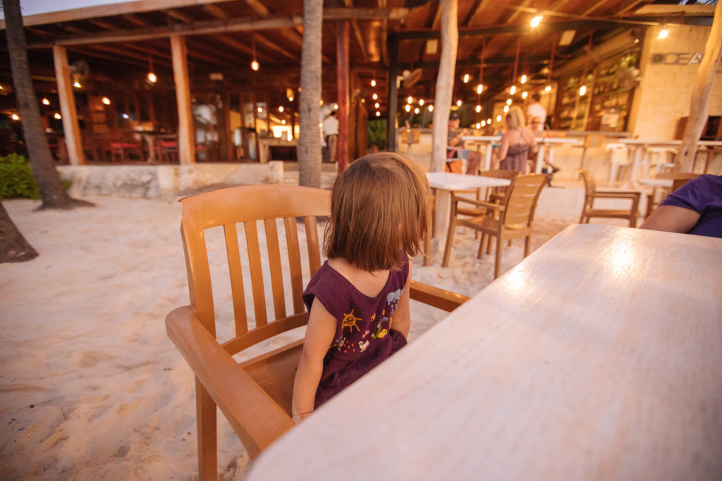 Tochter am Tisch an Strand, Oceanvs Club