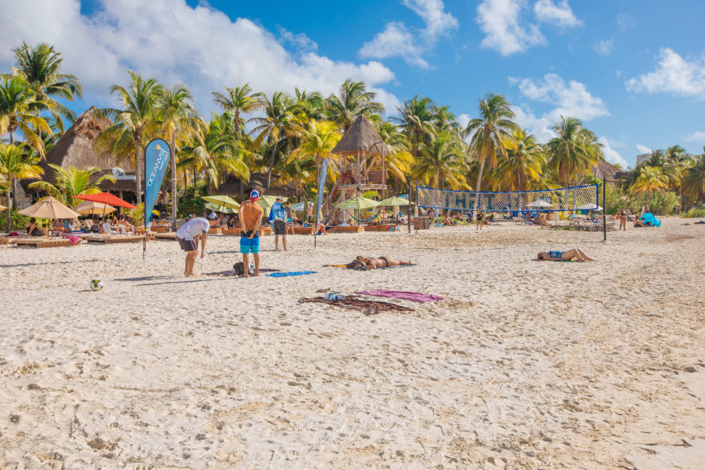 Volleyballplatz beim Na Balam mit Strand und Palmen