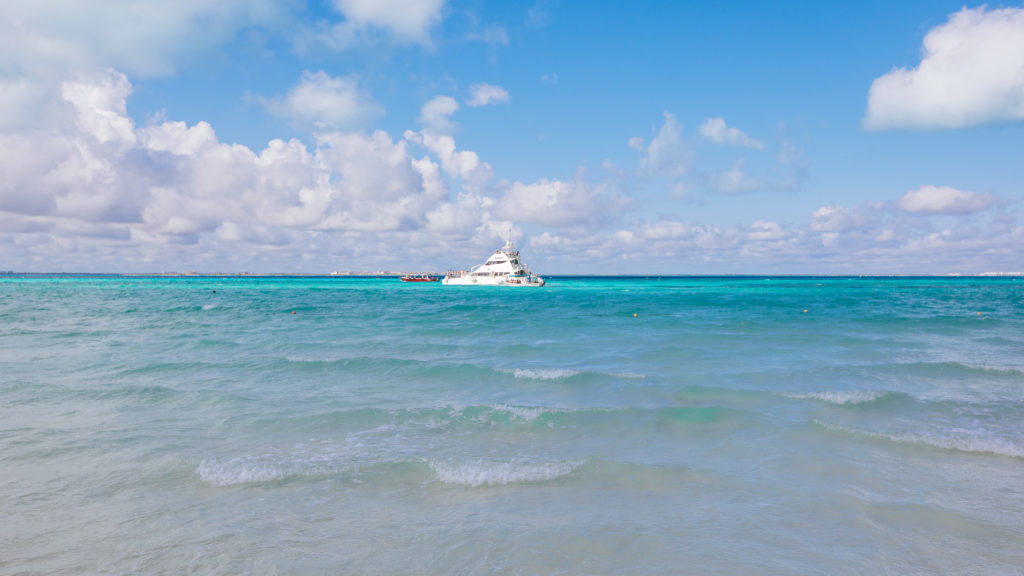 Yacht im karibischen Meer