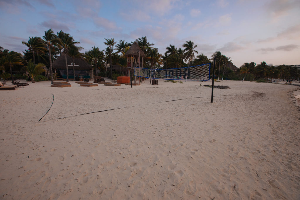 Leeres Volleyballfeld am windigen Strand