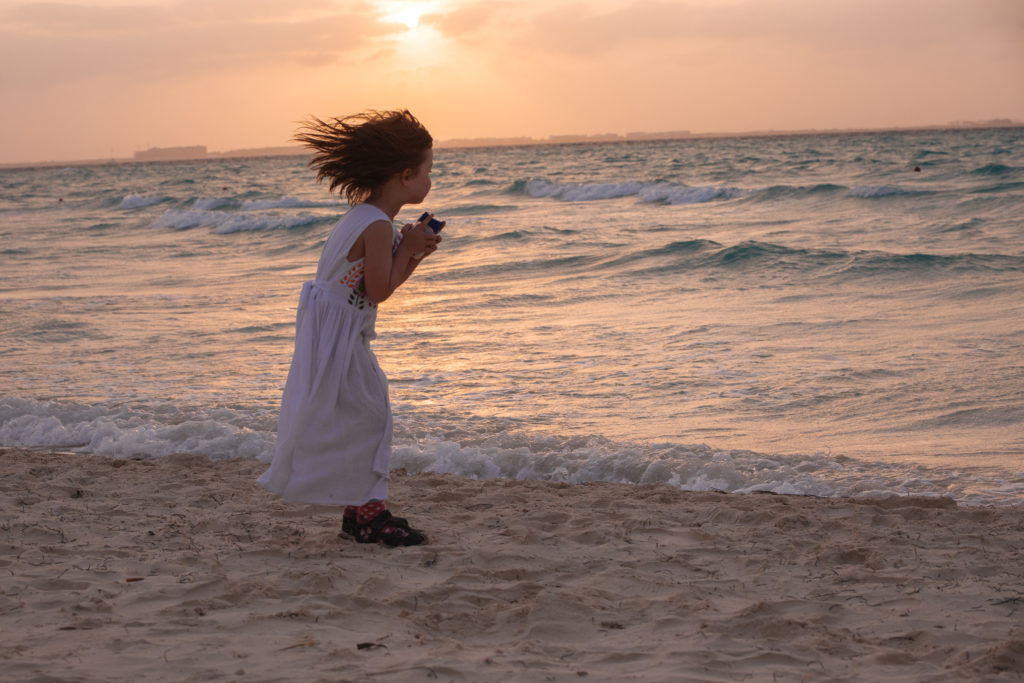 Töchterlein im Wind bei Sonnenuntergang