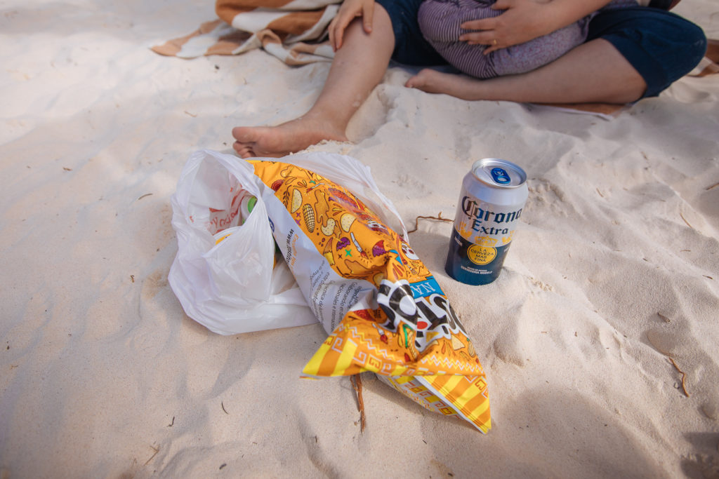 Chips, Dip und Bier am Strand