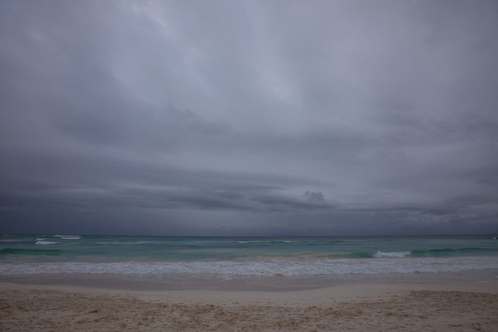 Düstere Wolken am Strand in Tulum
