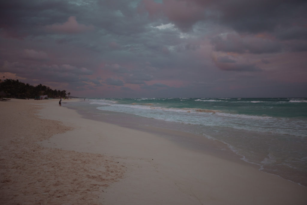 Dunkle Wolken abends über playa Tulum