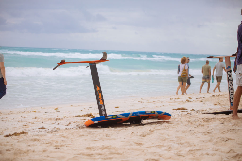 Kitesurfboard liegt am Strand bei der Playa Xcanan