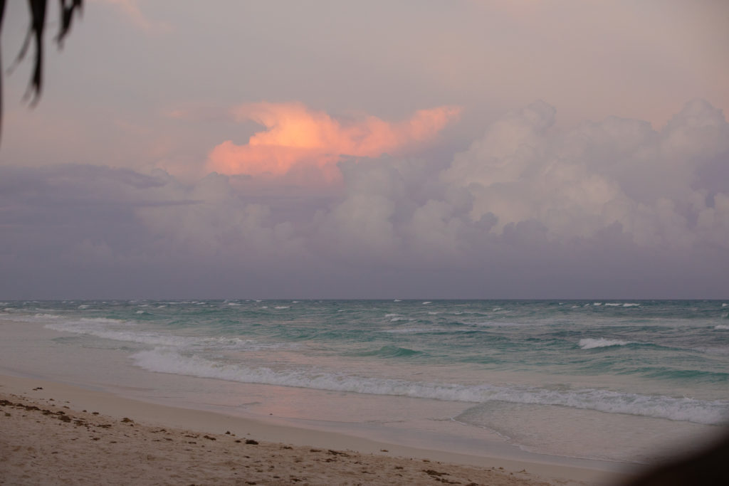Eine leuchtende Wolke abends am Strand