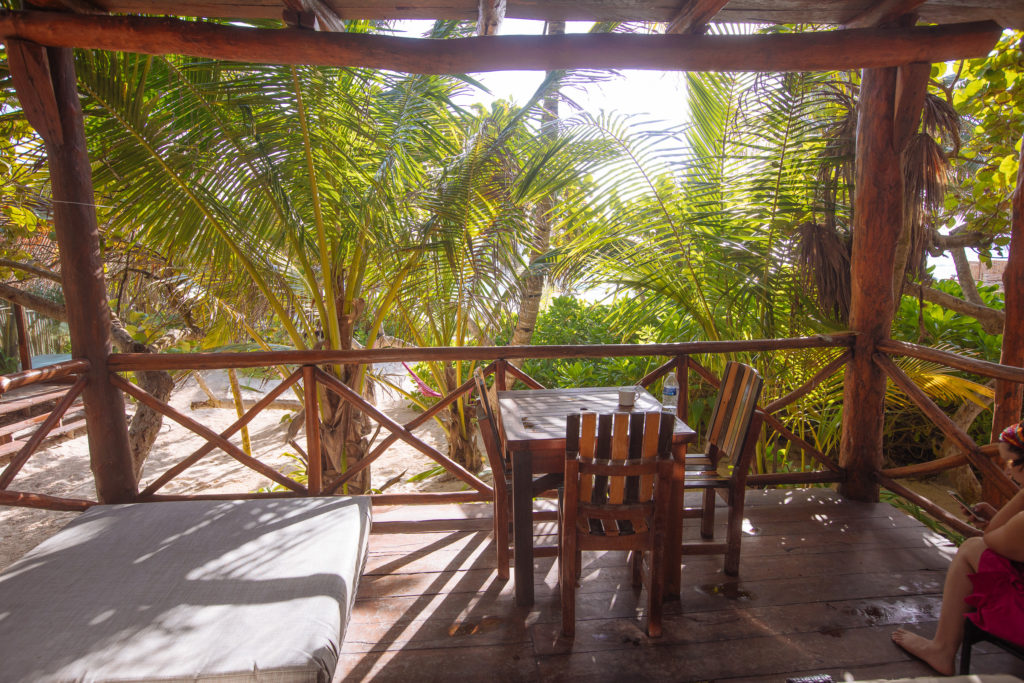 Leerer Tisch auf der Veranda in der Playa Xcanan