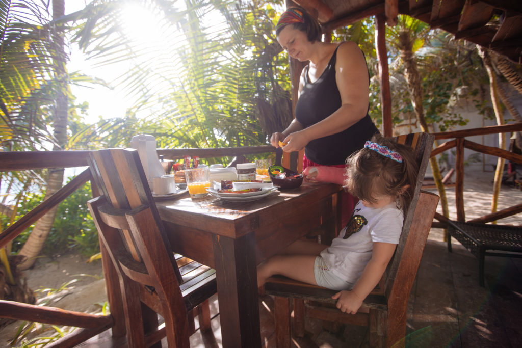 Frau und Töchterlein am Frühstückstisch bei Playa Xcanan
