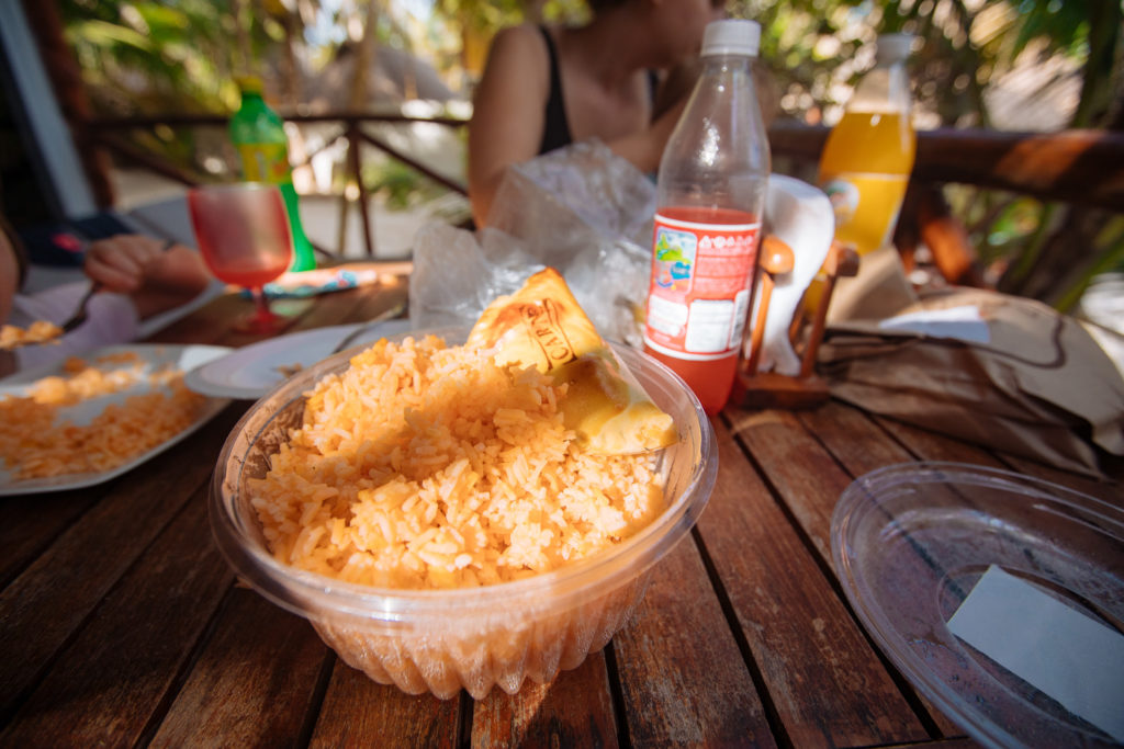 Empanadas und arroz mexicano auf der Terrasse bei Playa Xcanan