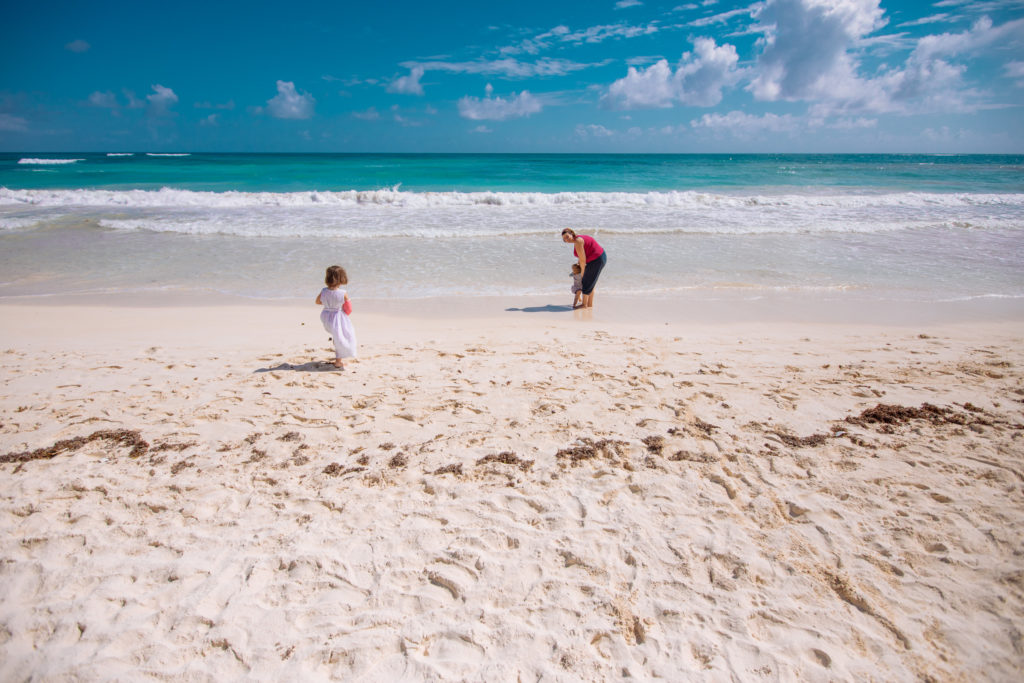 Tochter, Sohn und Frau am Strand vorm Meer am Abreisetag