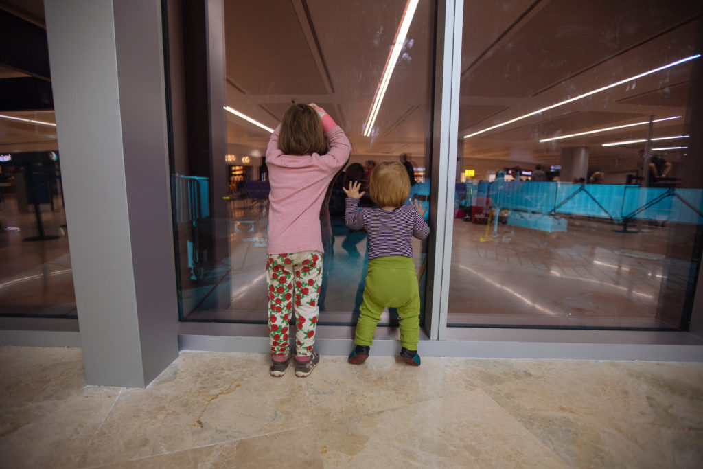 Kinder gucken den Flieger von Cancun nach Frankfurt an