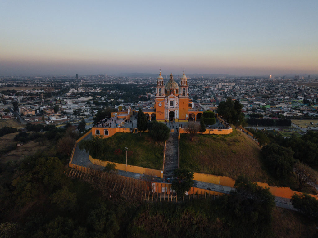 Kirche mit Puebla im Hintergrund
