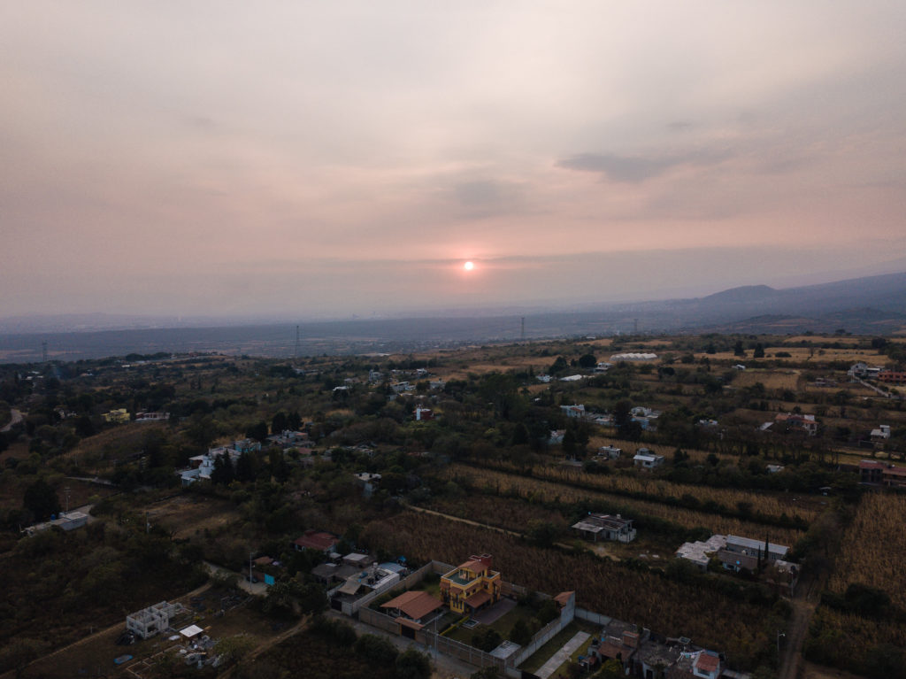 Blick mit Drohne Richtung Sonnenuntergang