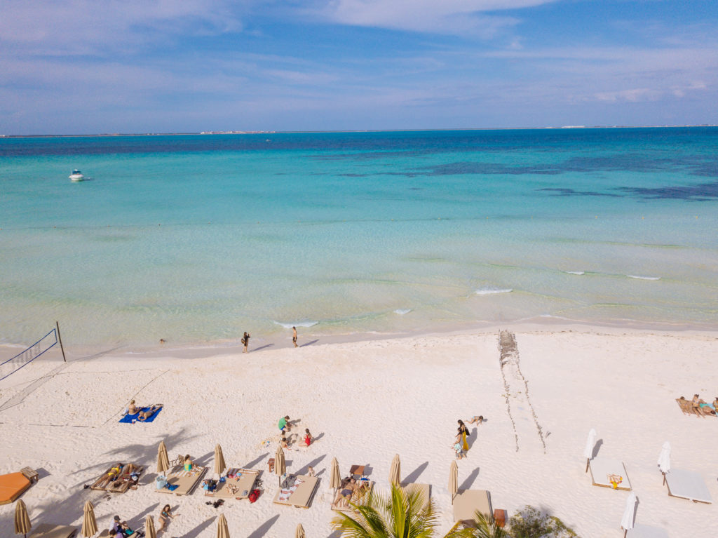 Karibisches Meer und Playa Norte mit der Drohne über dem Na Balam