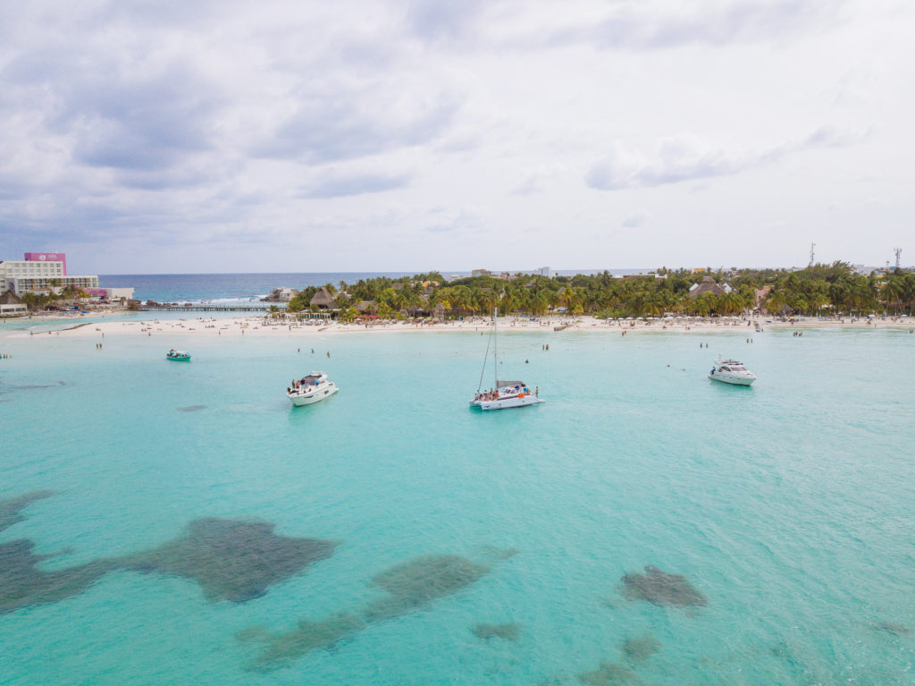 Boote vor der Playa Norte mit der Drohne über dem Meer