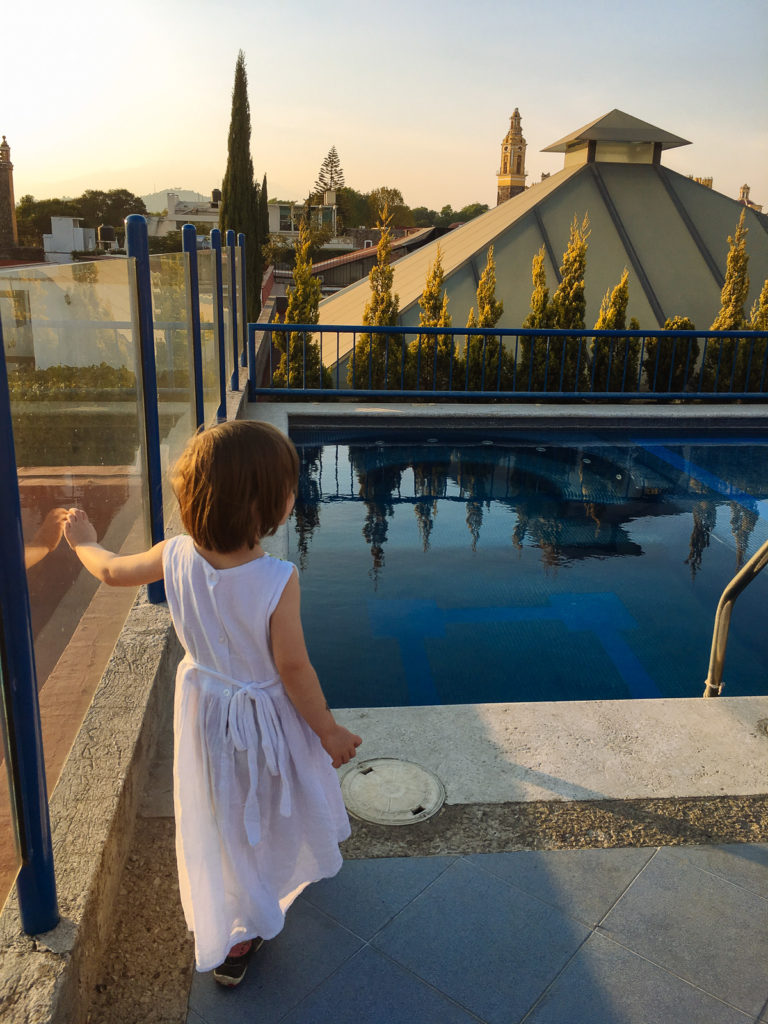 Tochter vor Swimmingpool auf der Dachterrasse im Estrella de Belem, Cholula