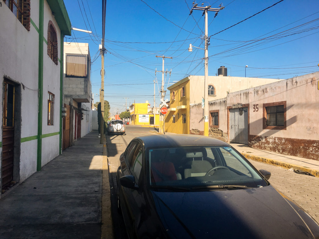 Auto in der Calle del Cedro, Cholula