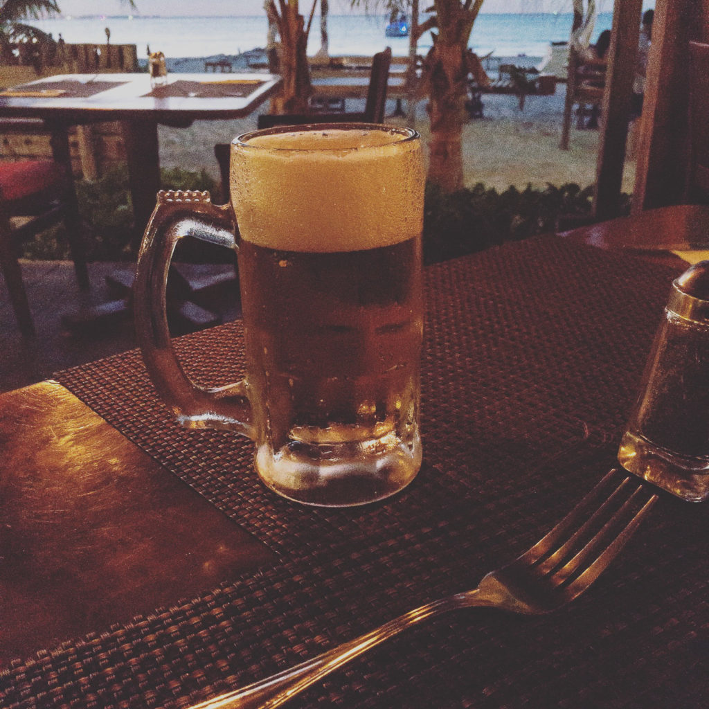 Cerveza Pacífico im Oceanvs Club, Na Balam