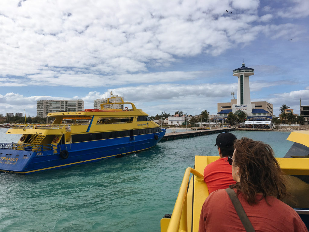 Ultramarfähre im Gran Puerto Cancun