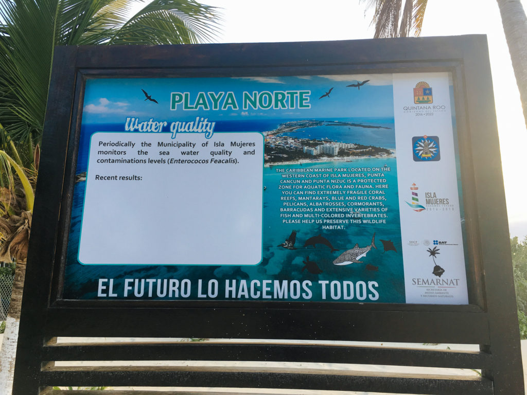 Schild über die Wasserqualität auf Isla Mujeres