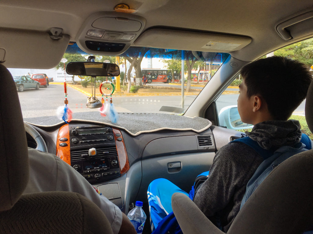 Taxi mit Enkelsohn auf dem Beifahrersitz