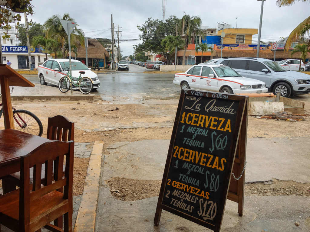 Regen und Angebote für Bier und Mezcal an der Hauptstraße Tulum