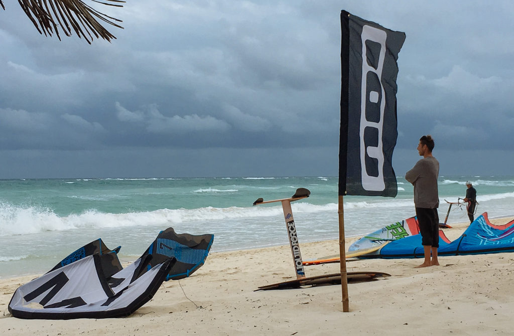 Kites und Kitelehrer am Strand von Tulum