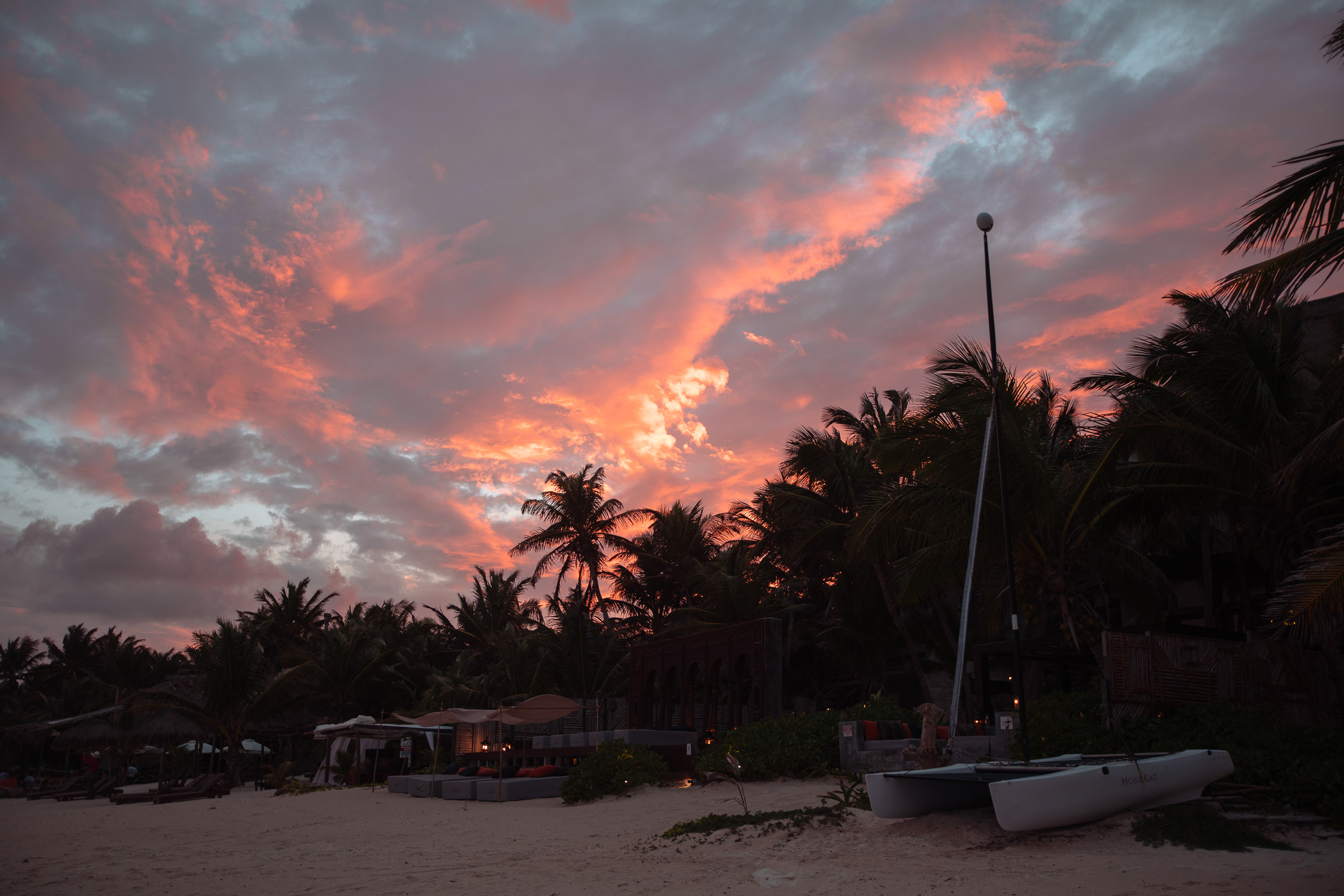 Feurige Abendwolken über den Palmen in Tulum
