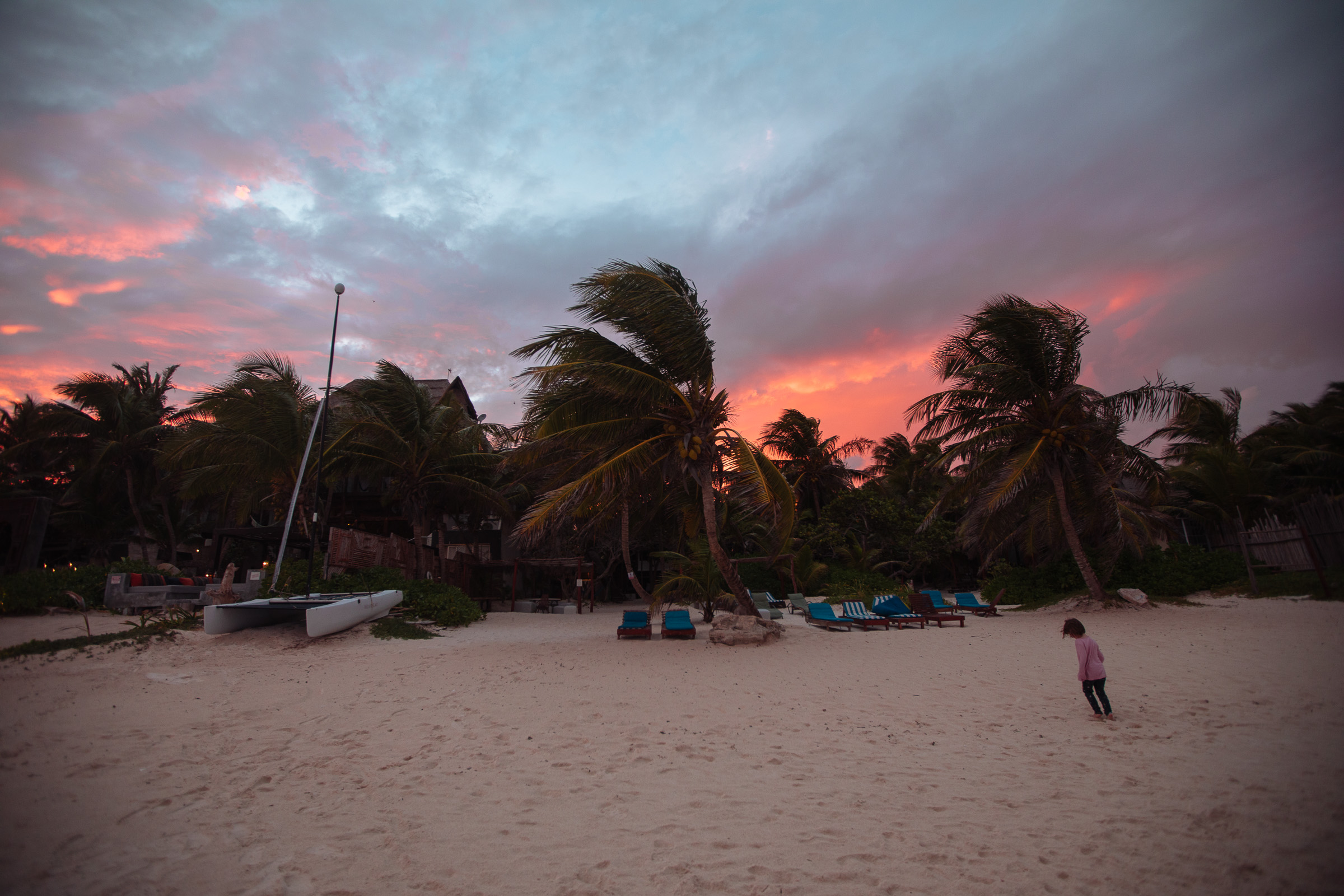Töchterlein, Strand und Palmen im Sonnenuntergang in Tulum