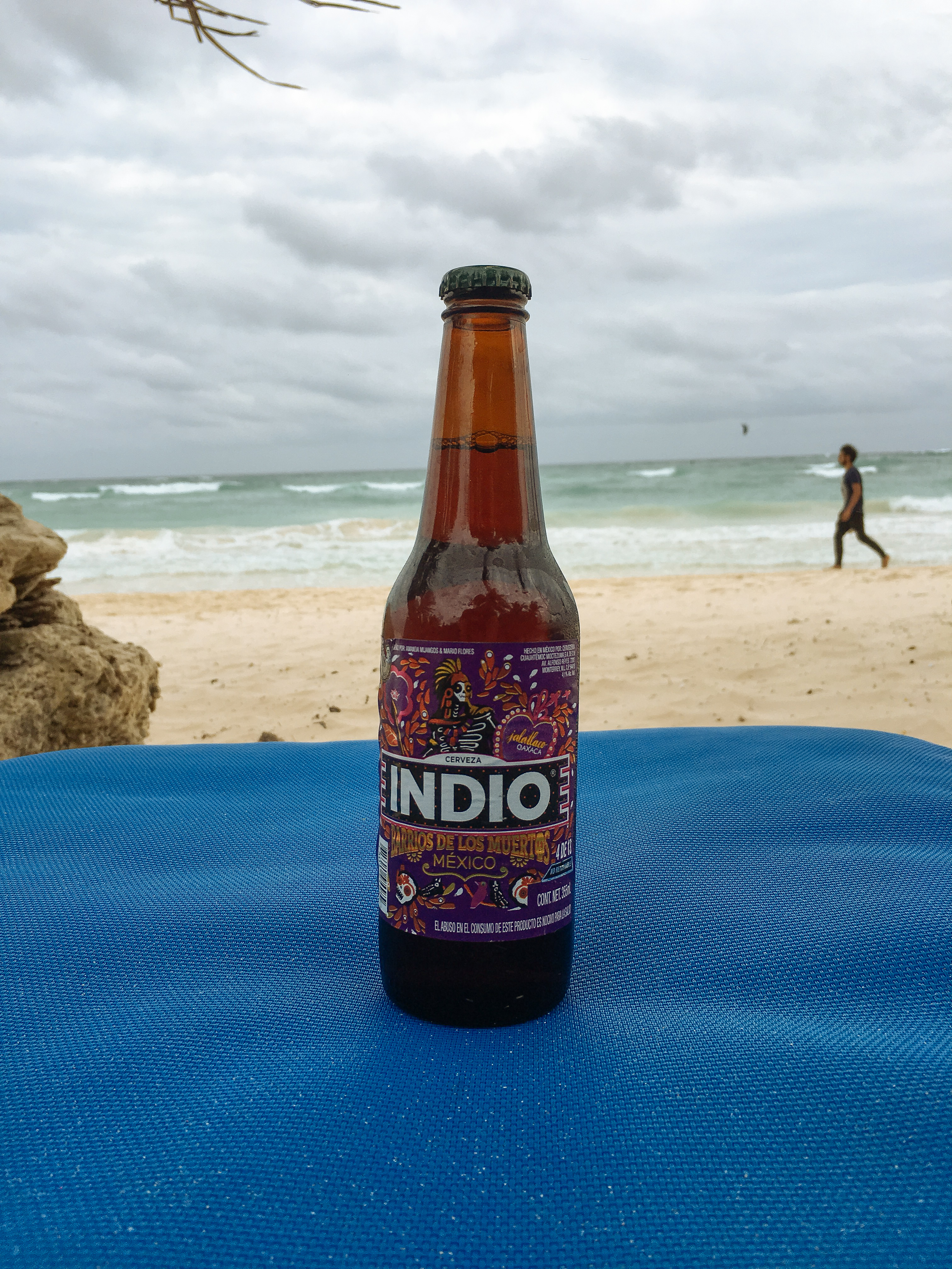 Cerveza Indio auf der Strandliege bei der Playa Xcanan